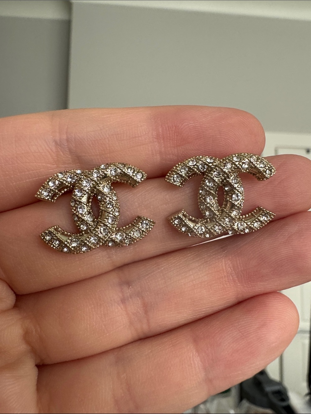 CC style logo stud earrings in beige gold color